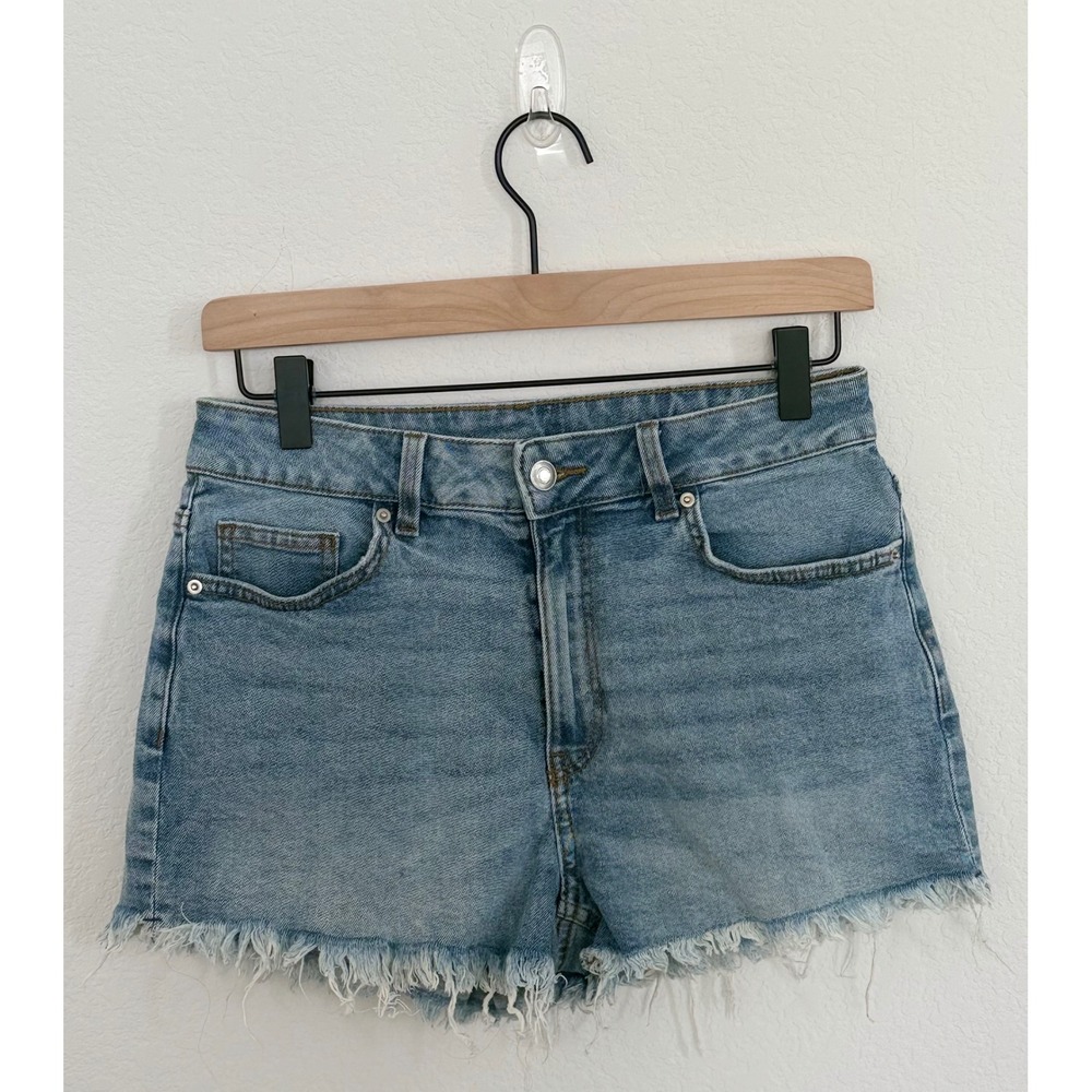 H&M Divided Women Light Wash High Waisted Raw Hem Denim Shorts Size 4